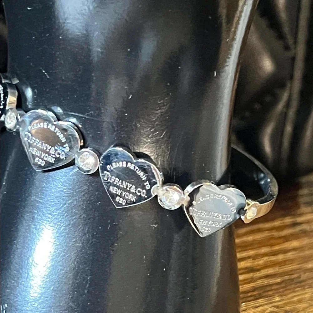 Chic Heart Charm Bracelet in Silver - Picture 2 of 4